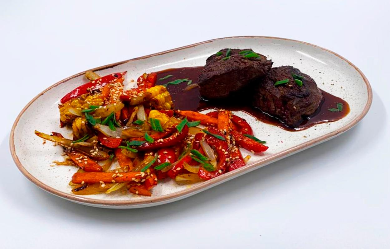 Фото блюда Медальоны из говядины с овощами WOK